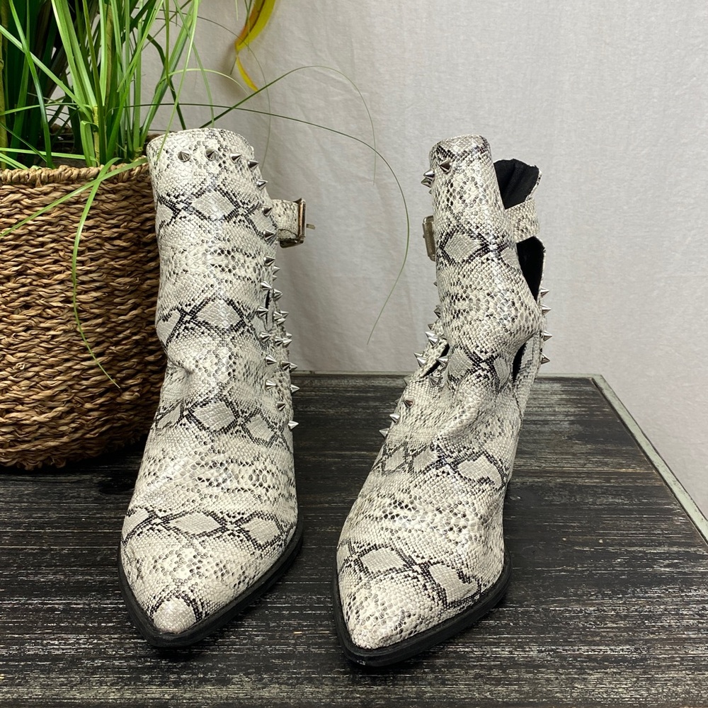Pazzle Ivory & Gray Linda Snakeskin Animal Print Studded Ankle Booties Shoes 6.5 - Picture 3 of 7